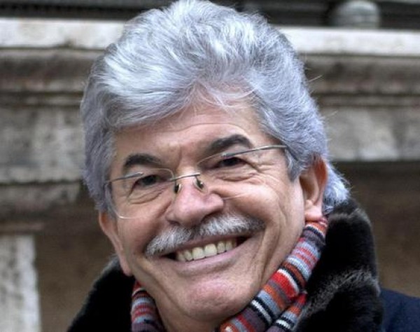 Antonio Razzi, il senatore debutta come cantante.