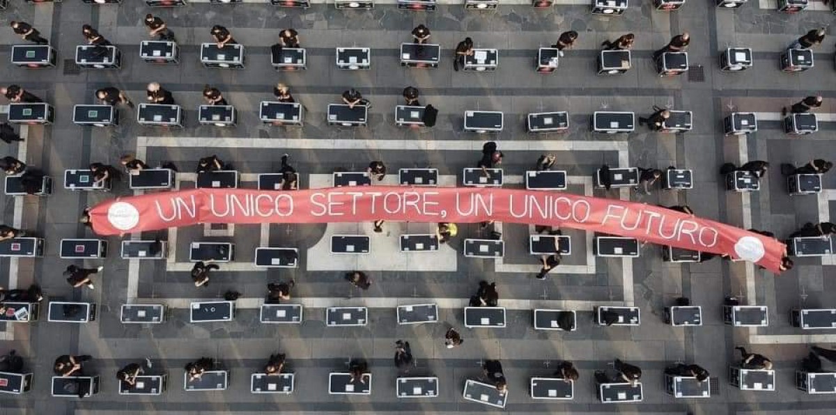 500 bauli in piazza Duomo a Milano per denunciare la crisi dello spettacolo