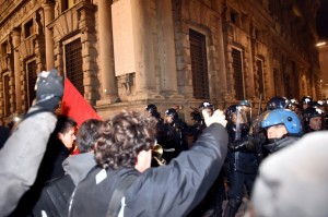 Milano, assedio alla Scala, centri sociali in piazza caos e scontri con la polizia.
