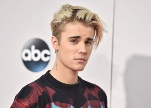 Justin Bieber e Selena Gomez sempre i preferiti dei teenager