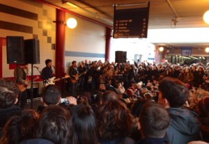 Concerto a sorpresa alla stazione Anagnina. Niccolò Fabi, Daniele Silvestri e Max Gazzè danno spettacolo