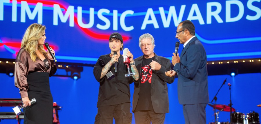 Tim Music Awards 2022. the President, Vincenzo Spera, presents the Assomusica award to Ultimo and thanks the audience and the operators of the live show.