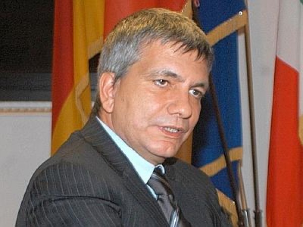 Cultura: Vendola, ridicolo mandare a scuola i ragazzi senza che si insegni cinema o storia della musica