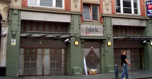 Londra, una processione e una raccolta fondi contro la chiusura dei club storici